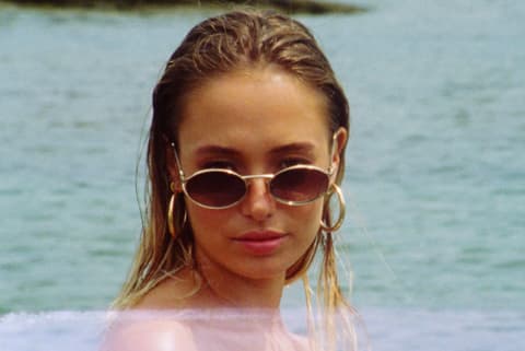 Mujer anuncio gafas de sol