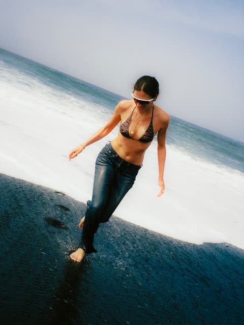 Fotografía de modelo en la playa, con estilo creativo de productora audiovisual y film director