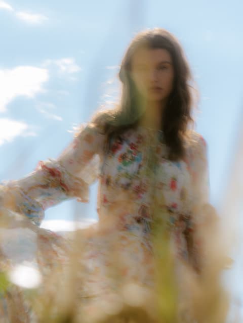 Fotografía editorial de mujer con vestido, dirección creativa de productora audiovisual