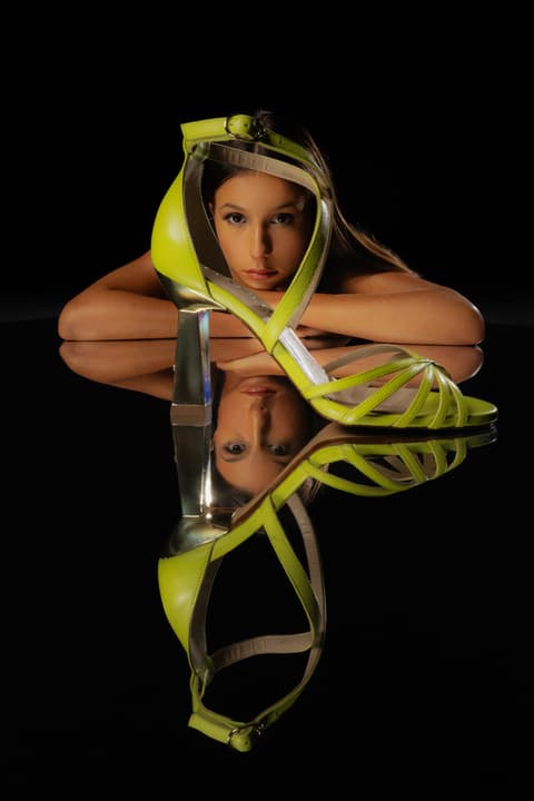 Mujer anuncio zapatos