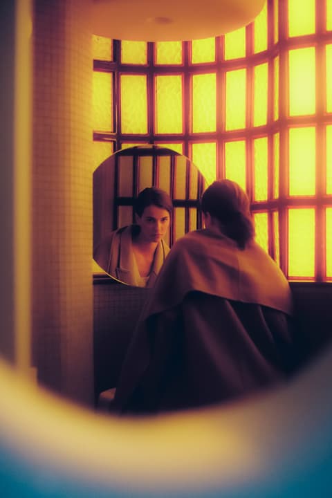 Foto artística de mujer mirándose en espejo, producción audiovisual Barcelona con estilo filmmaker