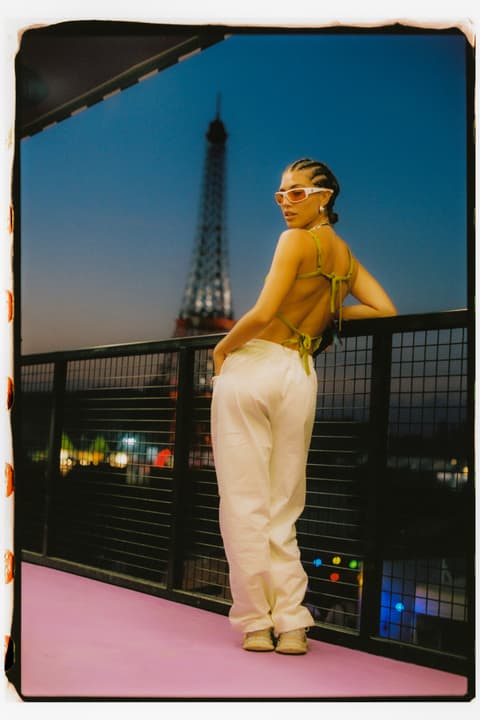 Retrat nocturn de dona a terrassa amb la Torre Eiffel il·luminada, foto del filmmaker Victor Lecha