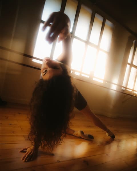 Fotografia artística de dona ballant a una estudi de dansa