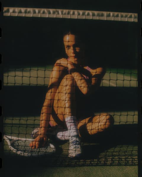 Fotografia feta per Victor Lecha, filmmaker, de dona asseguda a una pista de tennis